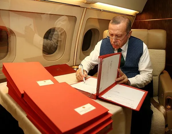Cumhurbaşkanı Erdoğan yoğun mesaisini sosyal medya hesabı üzerinden paylaştı-1