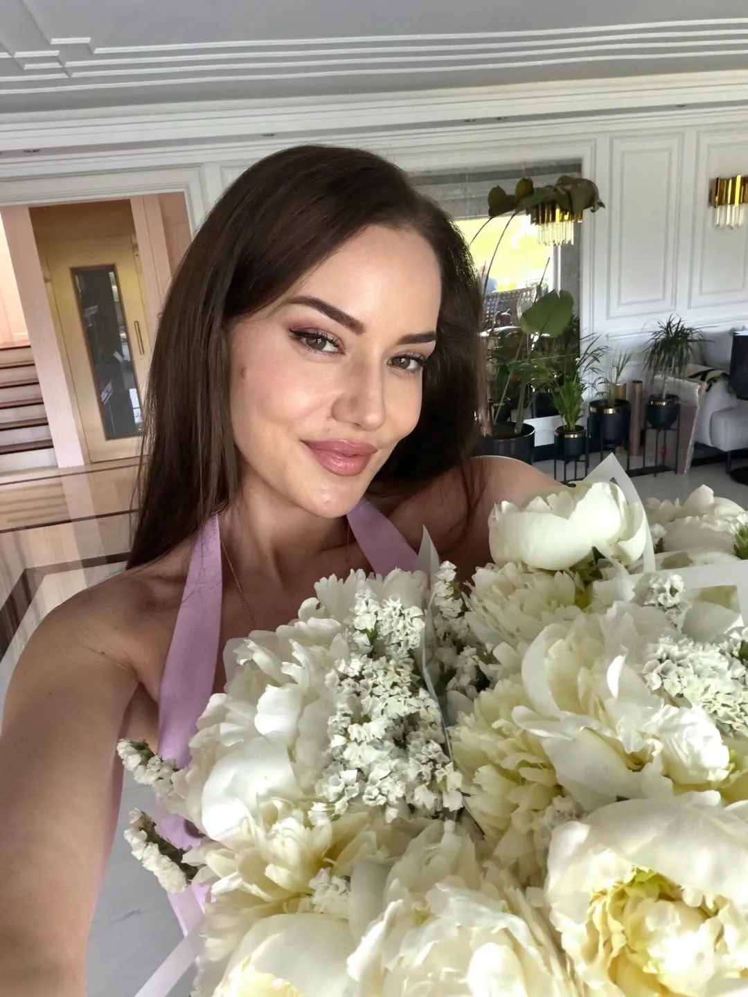 1780994350624.jpg Fahriye Evcen 40'ıncı yaş gününü çiçekler içinde kutladı: Doğum günü pozlarına Burak Özçivit'ten romantik yorum-3