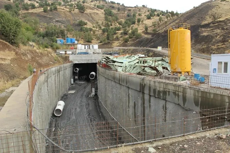 sarp-daglar-asildi-sirnak-ile-vani-birbirine-baglayacak-tunelde-isik-guruldu-1707536450205.jpeg