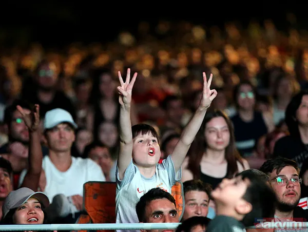 Türkiye tek yürek! Meydanlarda Euro 2024 coşkusu | Meydanlar doldu taştı | Çeyrek finale giden yolda heyecan dorukta! - 16