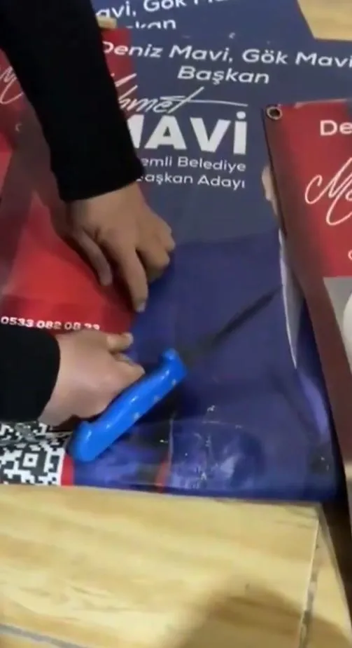 chp-dem-ittifaki-bir-kez-daha-ifsa-oldu-chp-erdemli-belediye-baskan-adayi-mehmet-mavi-turk-bayragini-kapattird-1711791025986.jpg CHP-DEM ittifakı bir kez daha ifşa oldu! CHP'li Mehmet Mavi'nin seçim afişlerinde Türk bayrağının kapatıldığı ortaya çıktı-2