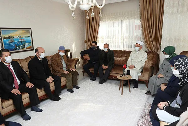 diyanet-isleri-baskani-ali-erbastan-kilicli-saldiriya-ugrayarak-canavarca-katledilen-basak-cengizin-ailesine-ziyaret-1637583243082.jpg