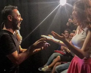 Ünlü oyuncudan sahnede evlenme teklifi