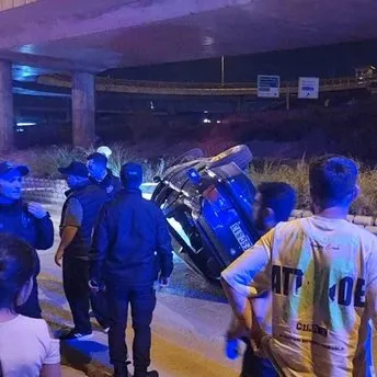 Kadıköy’de kaldırıma çarpan otomobil yan yattı: 3 yaralı