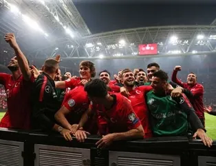Bunları televizyonda görmediniz! Milli futbolcular soyunma odasında misket oynadı