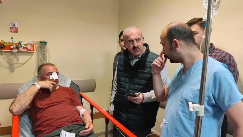 canakkalede-feci-kaza-olu-ve-yaralilar-var-sorusturma-baslatildi-1746887826158.jpeg Vali Toraman otobüs kazasında yaralananları ziyaret etti. (İHA)