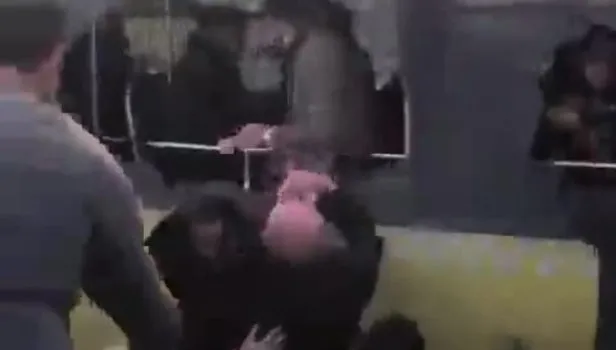 Sefaköy yan yolda İETT otobüsü kaza yaptı! Yolcular camlar kırılarak çıkarıldı yaralılar var