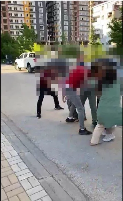 Boşanma kavgasında tekmeler havada uçuştu! Kadına şiddet kamerada-6