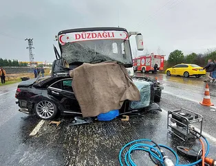 Korkunç kaza! Kontrolden çıkan aracı midibüs biçti