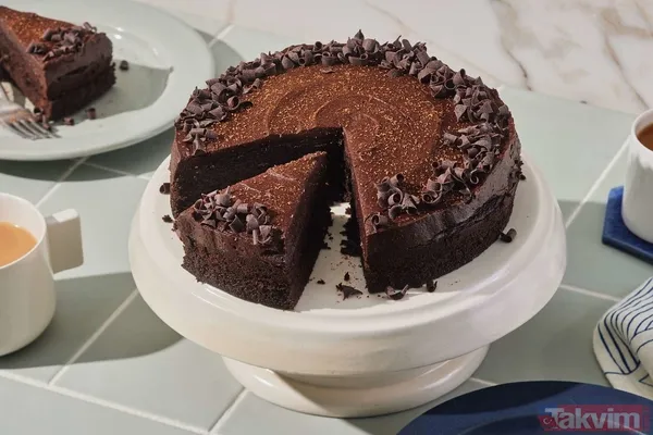 Eriyen Çikolatayı Kek Karışımına Ekleyin Ve Homojen Bir Kıvam Elde Edene Kadar Karıştırın. Yağlanmış Kek Kalıbına Karışımı Dökün Ve Önceden Isıtılmış 180 Derece...