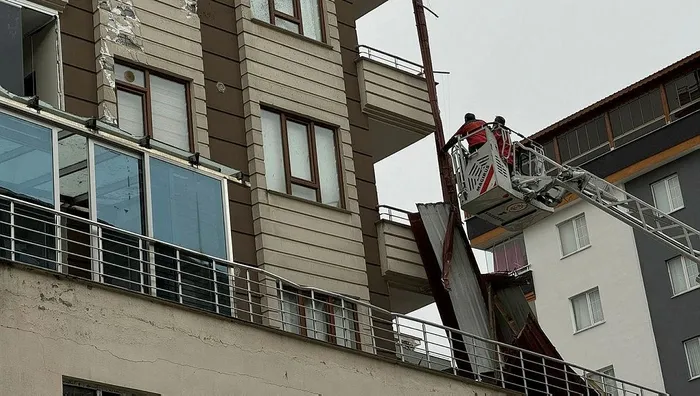 1703410570454.jpeg Evlerin çatısı uçtu, araçlar hasar gördü! 472 yerleşim birimine ulaşım sağlanamıyor-3