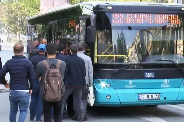Kısıtlamanın ardından İstanbul'da toplu ulaşımda yoğunluk yaşandı