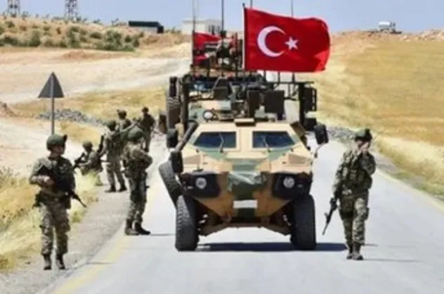 Köşeye sıkışan YPG Türkmen köylerini esir aldı!