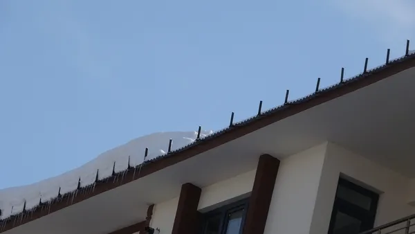 yasli-kadin-catidan-dusen-kar-kutlesinden-saniyelerle-kurtuldu-1643114682738.jpg Yaşlı kadın çatıdan düşen kar kütlesinden saniyelerle kurtuldu-9