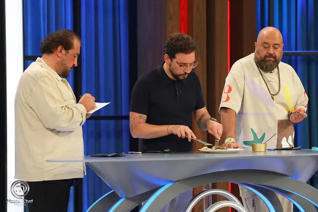 1730144918122.jpg Mavi ve kırmızı takım kaptanları açıklandı! 28 Ekim Masterchef kaptanlık oyununu kim kazandı? Profiterol yarışı nefes kesti-3