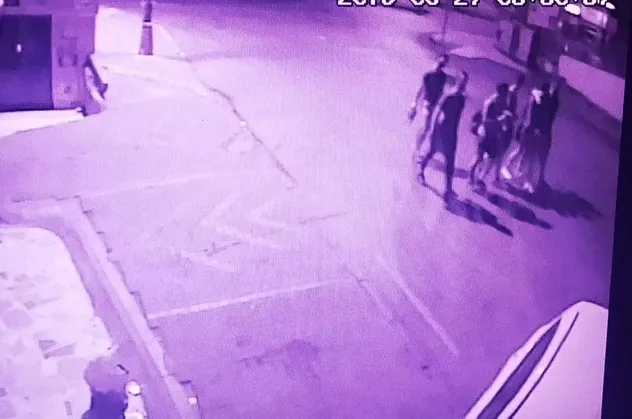 Ümraniye'de halı saha maçından dönen gençlere polisten kaçan otomobilin çarpma anı kamerada