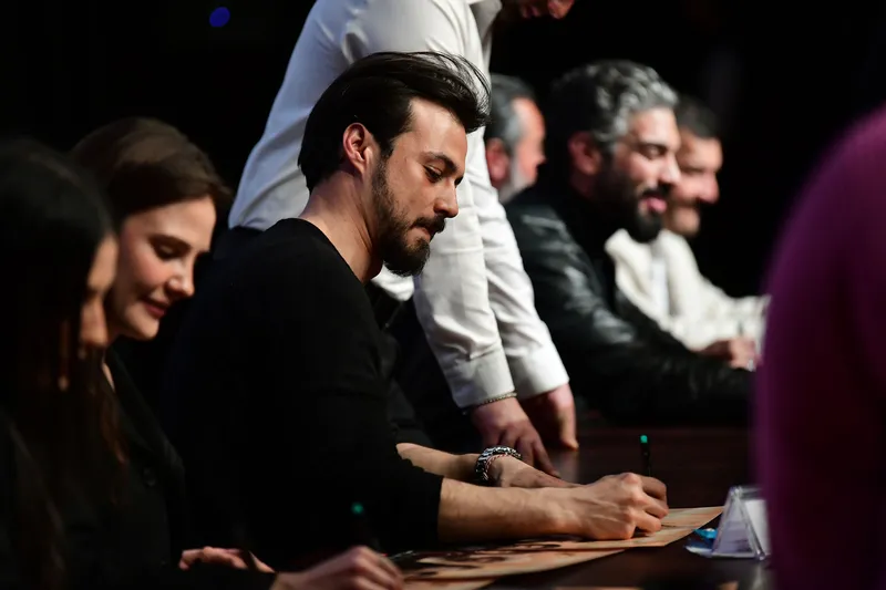 kurulus-orhana-kulliyede-buyuk-ilgi-hayranlar-imza-gunune-akin-etti-1773648005031.jpg Kuruluş Orhan’a Külliye’de büyük ilgi | Hayranlar imza gününe akın etti-3