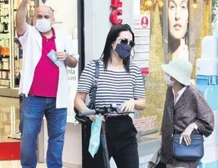 İrem Sak elektrikli scooterıyla eczaneye geldi