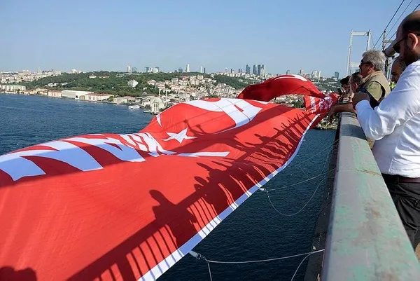 15-temmuz-sehitler-koprusune-turk-bayragi-asildi-1689408061277.jpeg