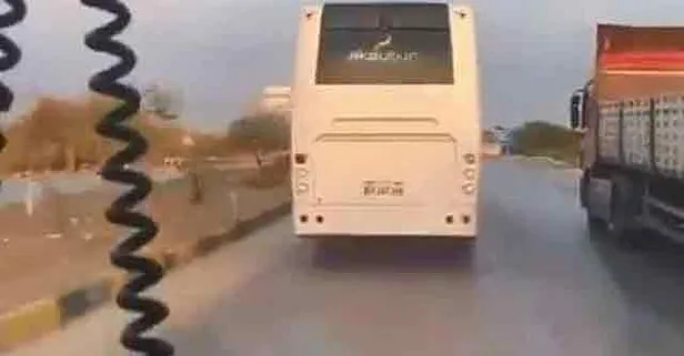 Antalya'da bir tur midibüsü siren çalarak anonsla yol isteyen ambulansa yol vermedi