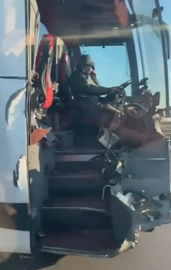 antalyada-kaza-yaptigi-otobusle-trafige-cikti-1646399732841.jpg Antalya'da kaza yaptığı otobüsle trafiğe çıktı-3