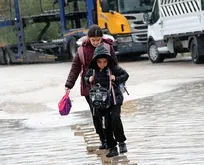 Adana’da rögarı olmayan sokak yağmur suyuyla doldu! Vatandaş CHP’li belediyeye tepki gösterdi.