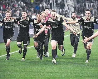 Efsane geri döndü! Dünya Ajaxın başarını konuşuyor