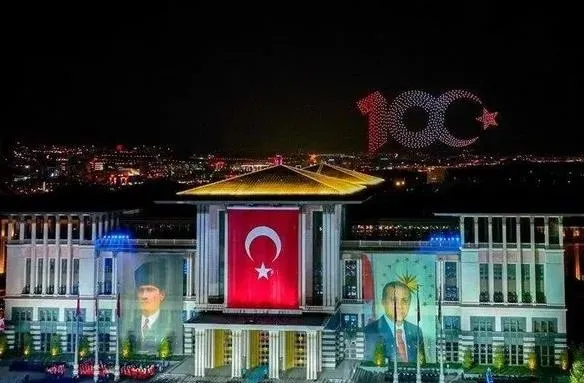 ilker-komurcu-imzali-100-yil-marsi-artik-tum-dijital-muzik-platformlarinda-1699715416192.jpeg İlker Kömürcü imzalı 100. Yıl Marşı artık tüm dijital müzik platformlarında-2