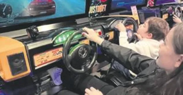 Burak Özçivit ve hamile eşi Fahriye Evcen, oğulları Karan ile birlikte bir AVM'nin eğlence merkezinde vakit geçirdi | Saklambaç haberleri