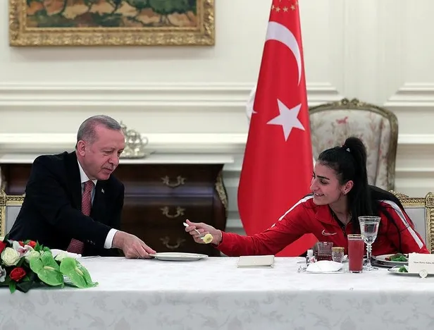 baskan-erdogan-avrupa-ve-dunya-sampiyonalarinda-madalya-kazanan-milli-sporcularla-iftar-yapti-1620326838420.jpeg