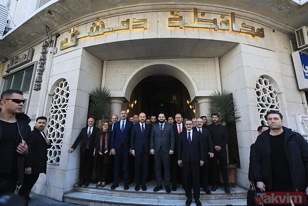 Cami Dışında Toplanan Yüzlerce Kişi, Türk Heyetine Sevgi Gösterisinde Bulundu.