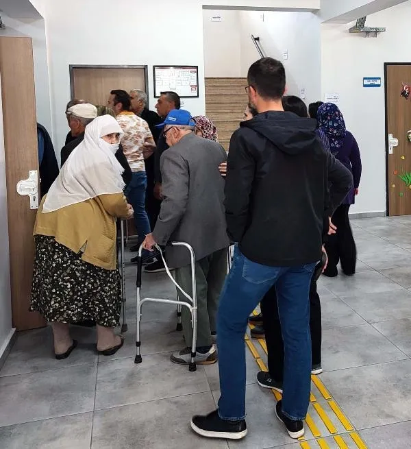 Oy vermeye bastonları ve tekerlekli sandalyelerle gittiler!-5