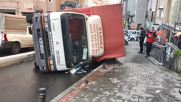 1641127220992.jpg Freni boşalan kamyonet park halindeki aracın üzerine devrildi! Yer: İstanbul-3
