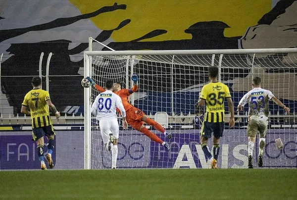 fenerbahce-tek-atti-3-aldi-fenerbahce-1-0-caykur-rizespor-mac-sonu-ozet-1612029830099.jpeg