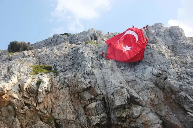Yunan'ı çıldırtacak görüntü! Kardak Kayalıklarına 600 metre mesafede adaya dev Türk bayrağı