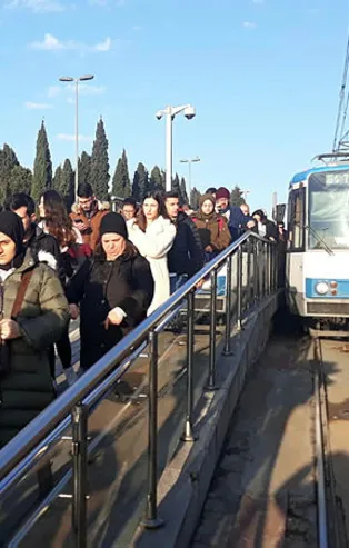 İstanbul'da tramvay seferlerinde aksama! Duraklarda yoğunluk oluştu