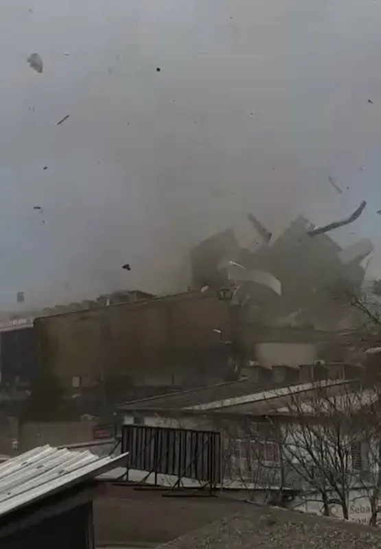 son-dakika-bursada-ortalik-savas-alanina-dondu-siddetli-lodos-catilari-ucurdu-1611668803299.jpg SON DAKİKA: Bursa'da ortalık savaş alanına döndü! Şiddetli lodos çatıları uçurdu-2