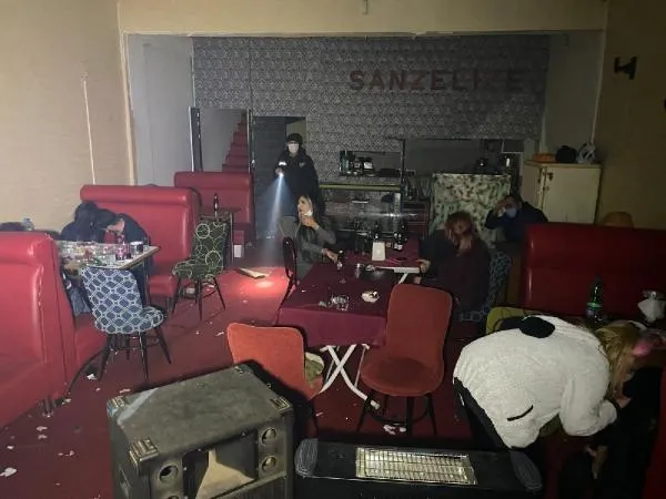 SON DAKİKA: Konya'da eğlence mekanına baskın: 40 kişi polisi görünce kaçtıkları çatıda yakalandı-6