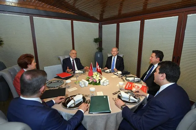 HDP neden "Bizi masaya almazsanız oy vermeyiz" diyemiyor?