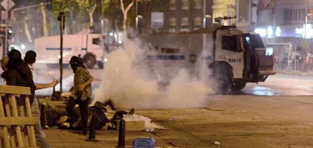 Göstericiler polis ve gazetecilere saldırdı!