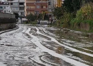 Trabzon’u sel aldı sokaklar çamur deryasına döndü