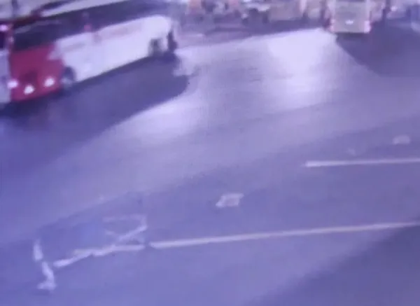 alibeykoy-cep-otogarindaki-feci-olumlu-kaza-kamerada-kadin-otobusun-altinda-kaldi-1665992453129.jpg Alibeyköy Cep Otogarı’ndaki feci ölümlü kaza kamerada: Kadın otobüsün altında kaldı-3