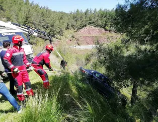 Uçurumun kenarında mahsur kalan sürücüyü itfaiye kurtardı