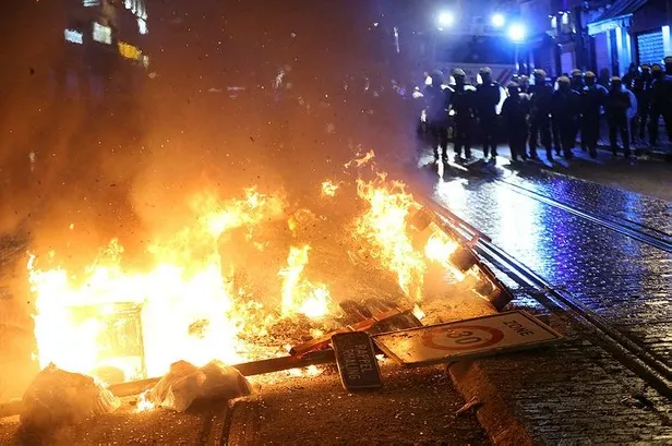 belcikanin-baskenti-brukselde-gozaltina-alinan-ibrahima-barie-isimli-gencin-karakolda-olmesinin-ardindan-ortalik-karisti-1610573117205.jpeg Belçika'nın başkenti Brüksel'de gözaltına alınan İbrahima Barie isimli gencin karakolda ölmesinin ardından ortalık karıştı!-3