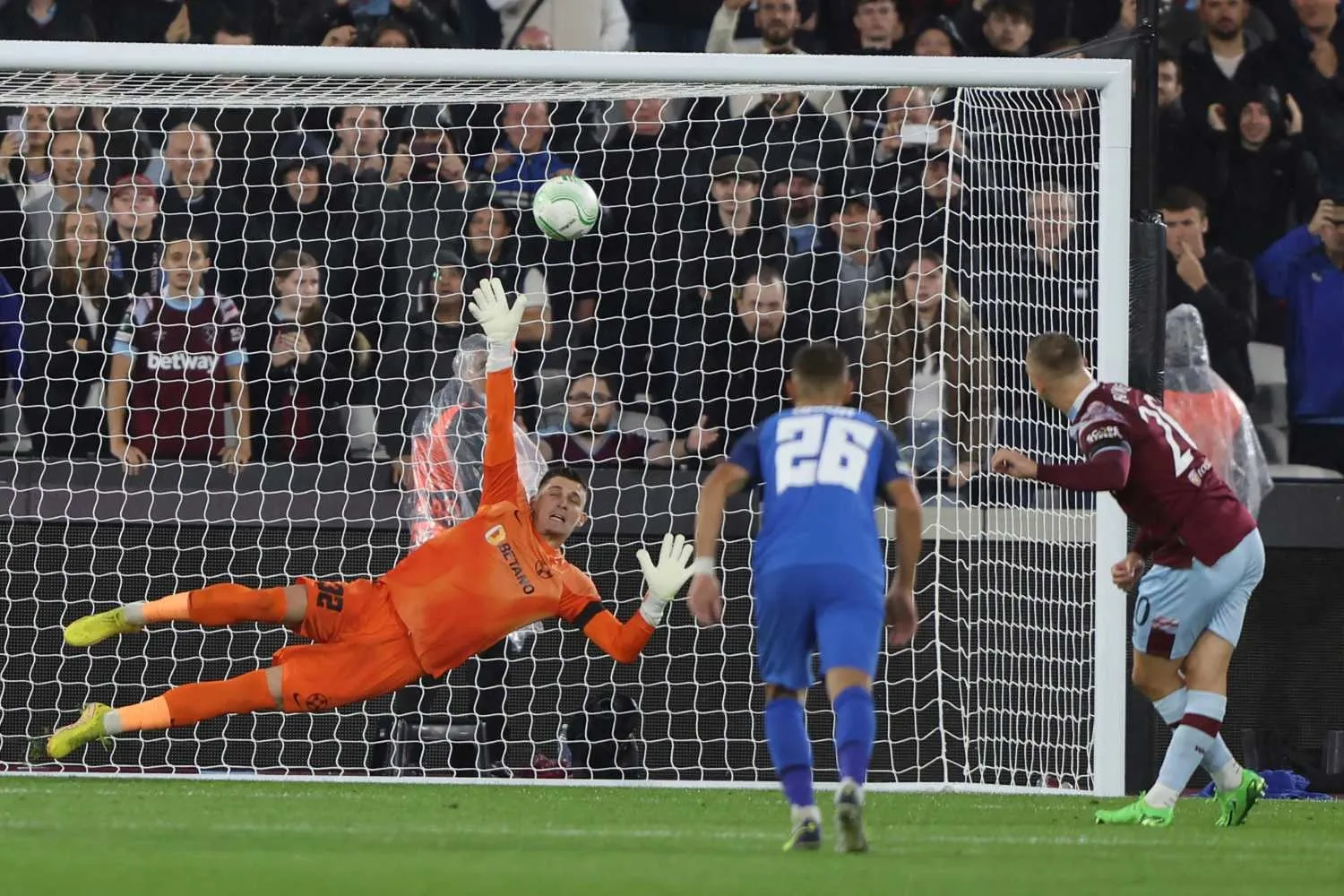 Galatasaray'da kaleye flaş transfer! Muslera sonası eldivenler onun - 22