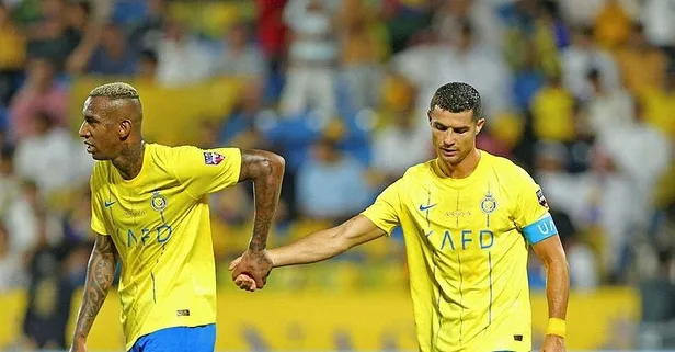 Al Nassr- Al Hilal maçı sonrası Anderson Taslica'nın bayrakla sevinmesi sahayı karıştırdı! Futbolcular birbirine girdi