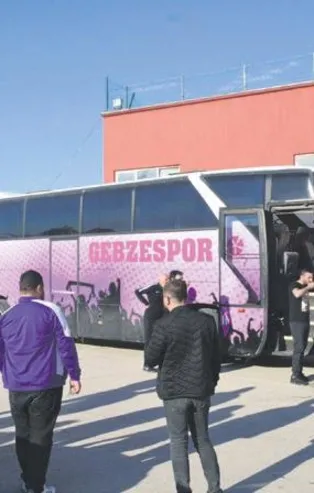 Küme düşen Gebzespor'un takım otobüsü futbolcuları almadan stattan ayrıldı