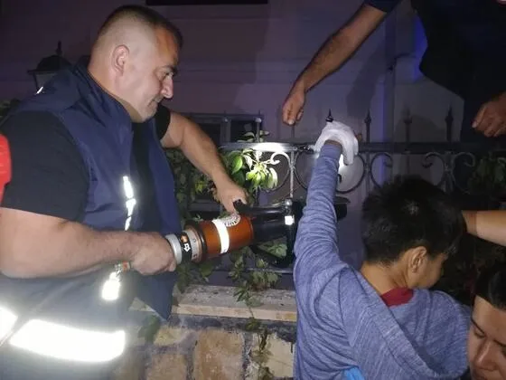 Eline saplanan korkuluk demiriyle hastaneye kaldırıldı-1