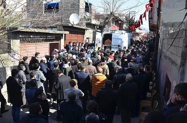 Gara şehitlerine son görev! Şehit yakınından Akşener tepkisi: Hem PKK'ya yardım ediyorlar hem de çelenk gönderiyorlar-8