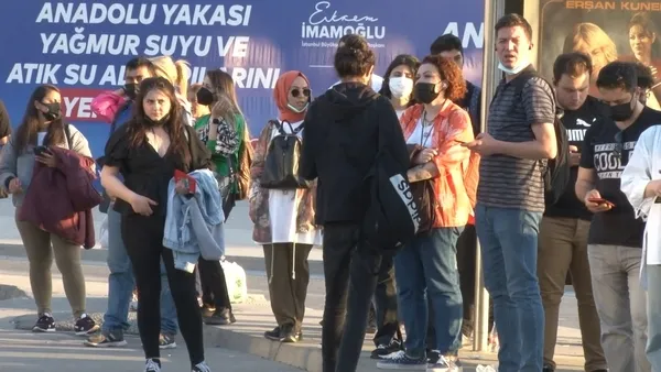 kadikoyde-vatandaslar-gec-gelen-iett-aracinin-onunu-kesti-1652811744334.jpg Kadıköy'de vatandaşlar geç gelen İETT aracının önünü kesti-4